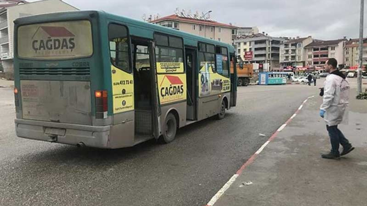 Halk otobüsünün açık kapısından düşüp yaralandı