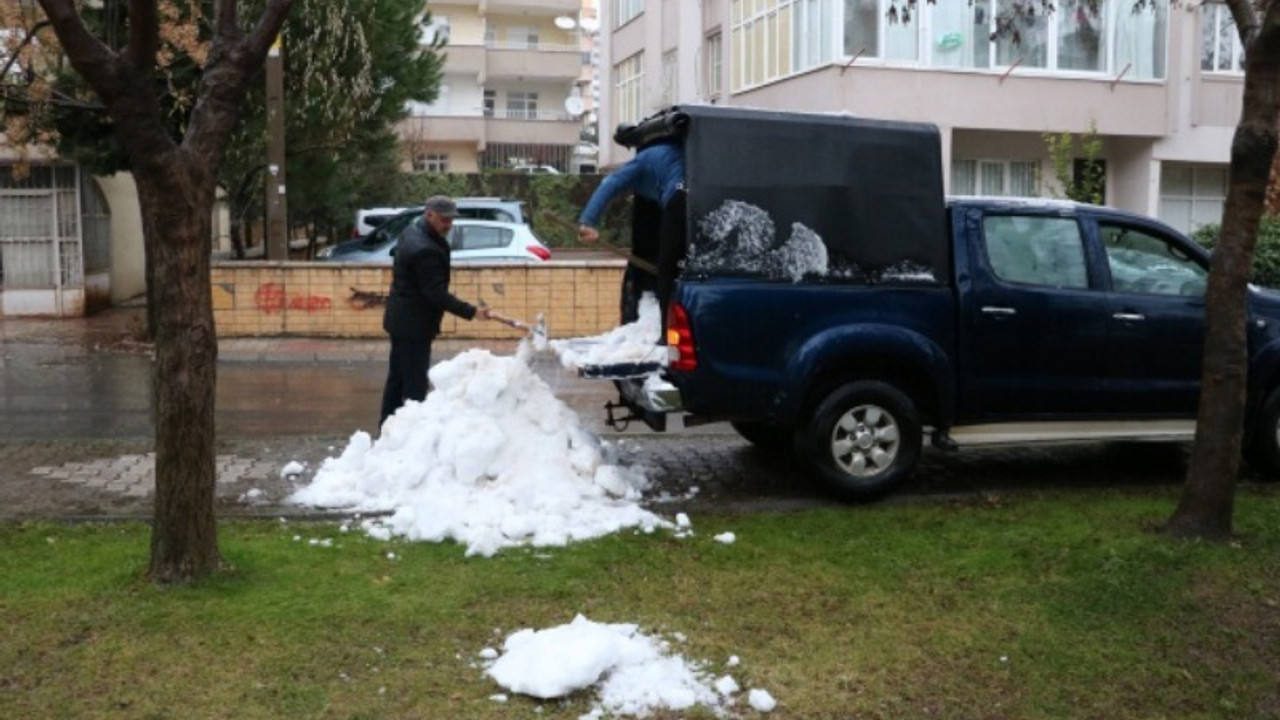 Çocuklar oynasın diye her gün dağdan kar getiriyor