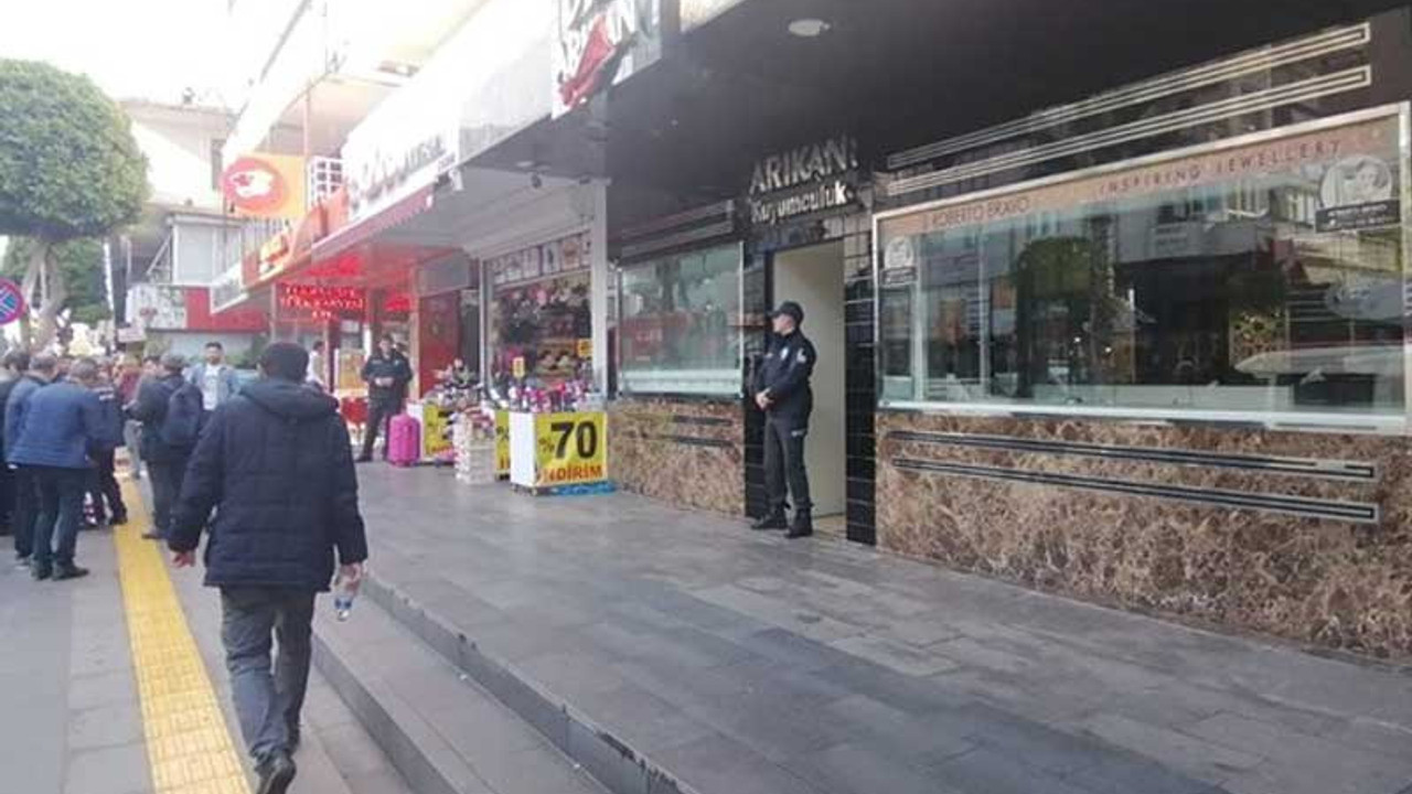 Duvarı delip 18 kilo altın çaldılar