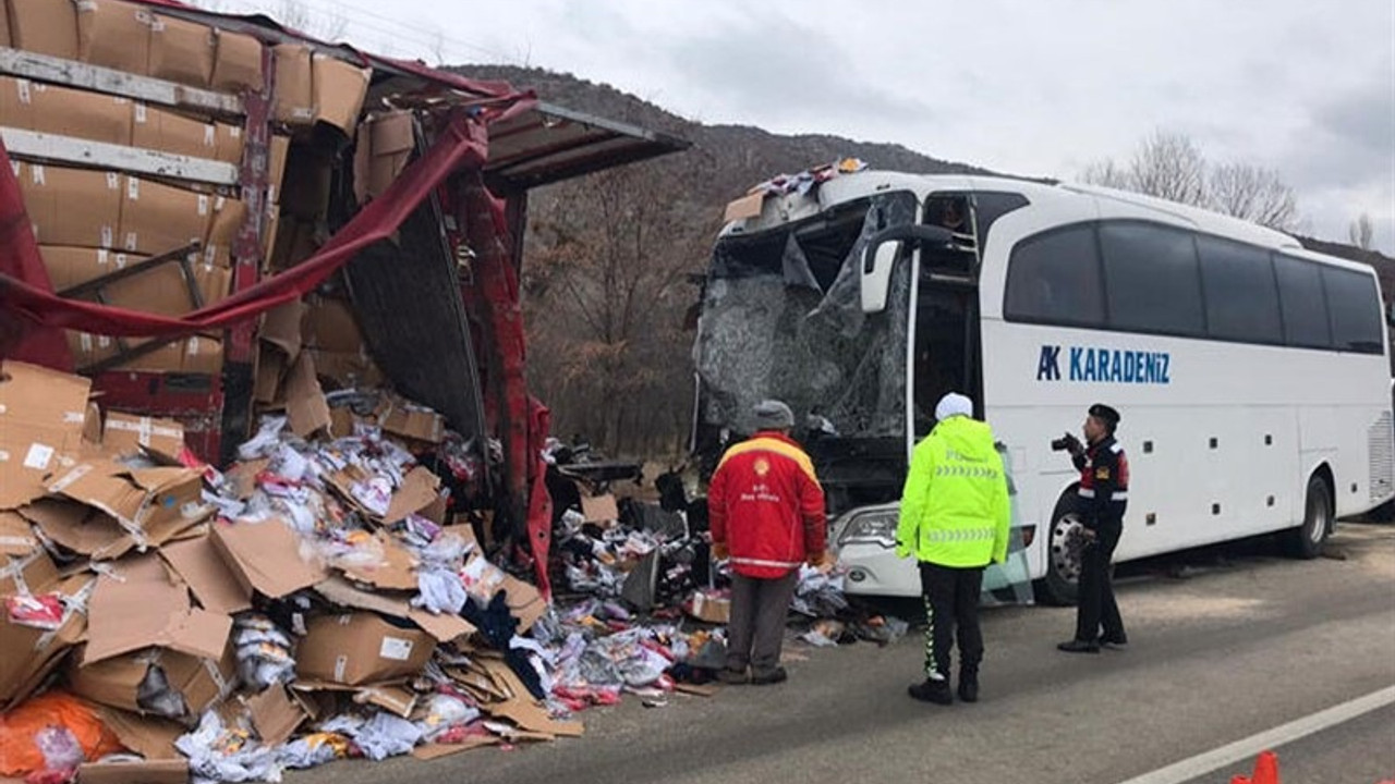 Çankırı'da yolcu otobüsü ile tır çarpıştı: 22 yaralı