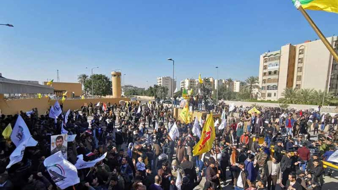 Irak'ta Haşdi Şabi taraftarları ABD Büyükelçiliği'ni işgal etti