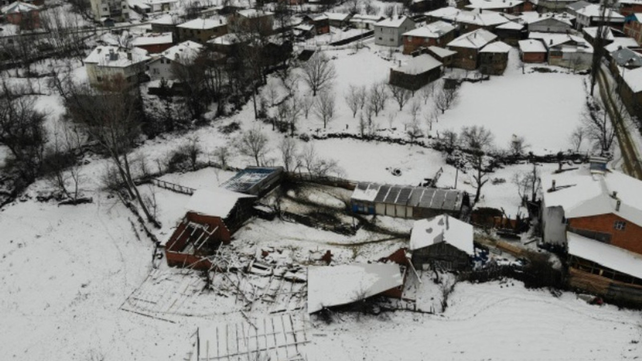 Ahırın çatısı çöktü 50 koyun öldü