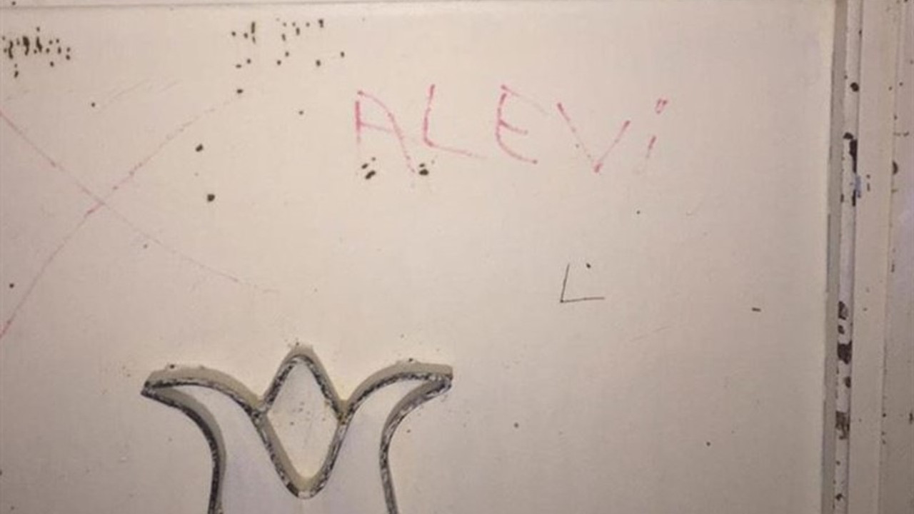 Kendi mahallesindeki Alevi yurttaşların evlerini işaretledi