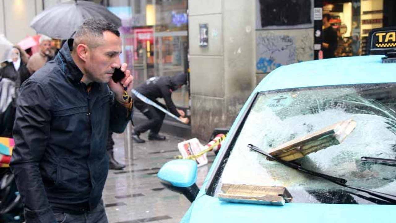 Beyoğlu'nda binadan düşen beton, taksiye saplandı