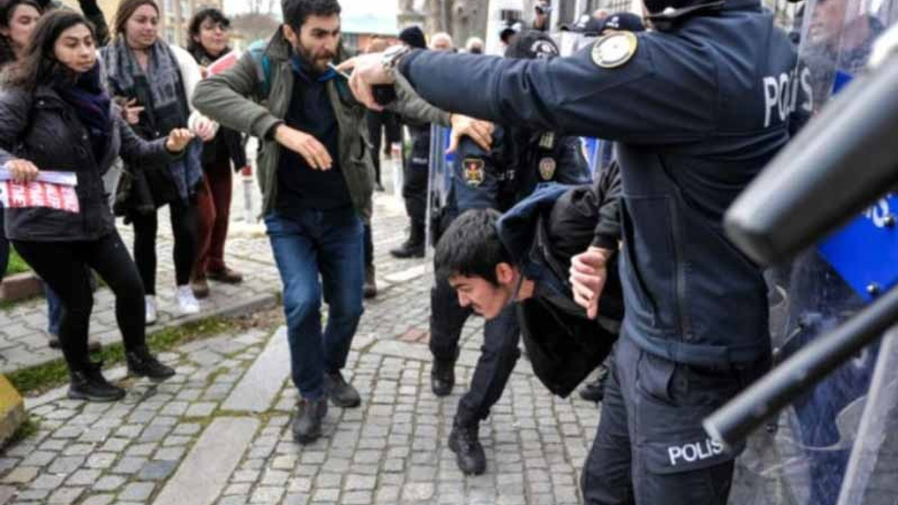 Öğrencileri coplayan polislerden biri görevden uzaklaştırıldı