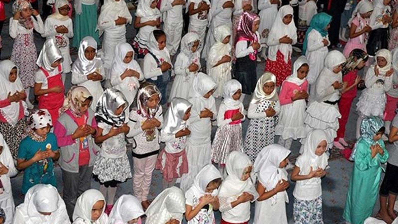 İlkokul çocukları 'Yedi Yaşındayım, Namaza Başlıyorum' projesiyle camiye namaza götürüldü