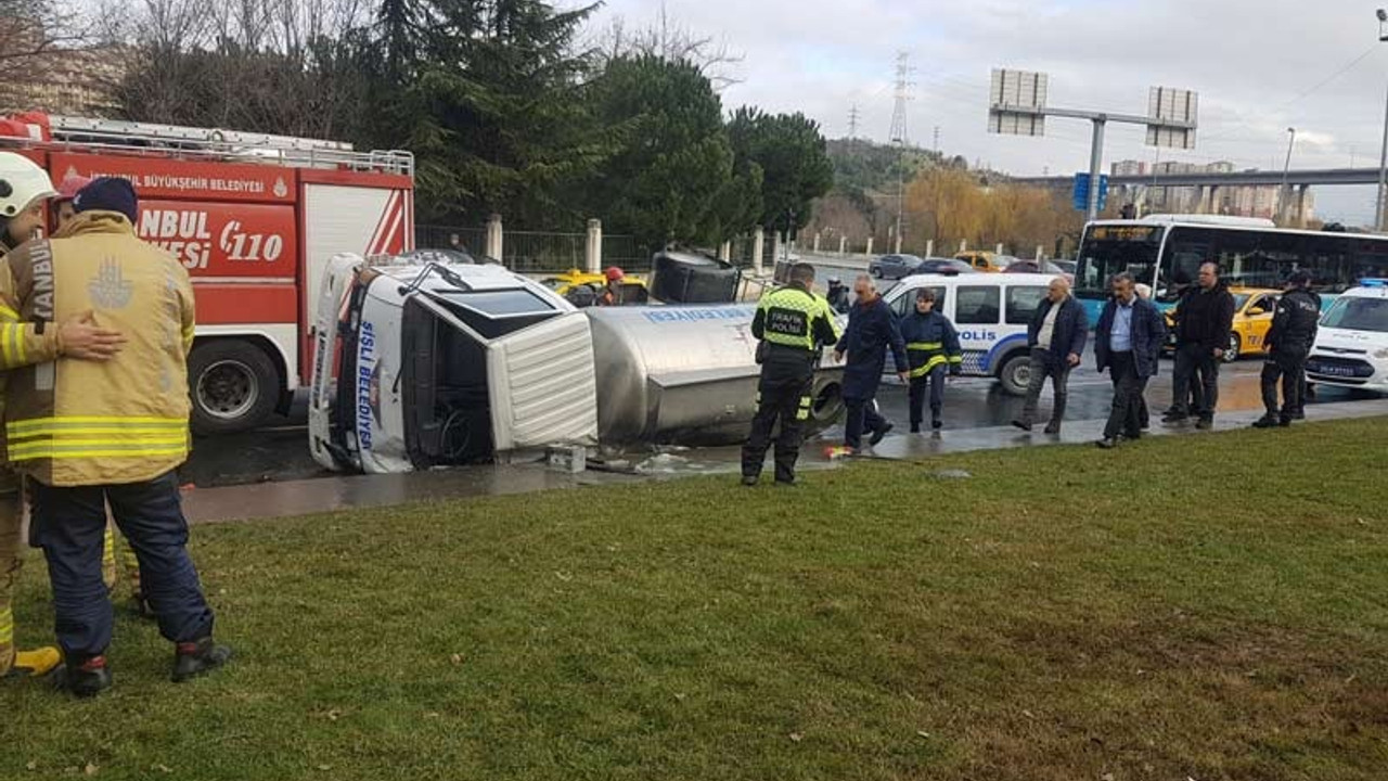 Kağıthane'de tanker devrildi: Yaralılar var