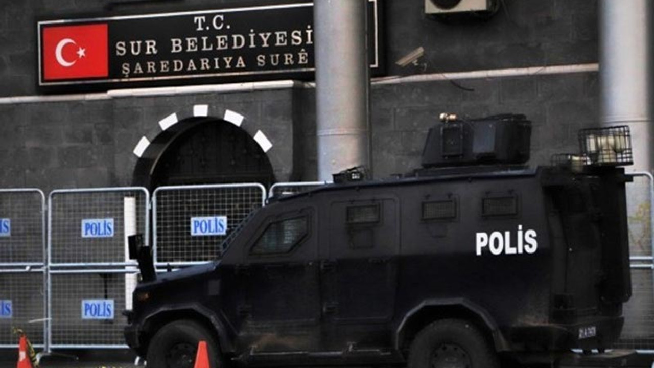 Sur Belediyesi'nde 6 HDP'li meclis üyesi görevden uzaklaştırıldı