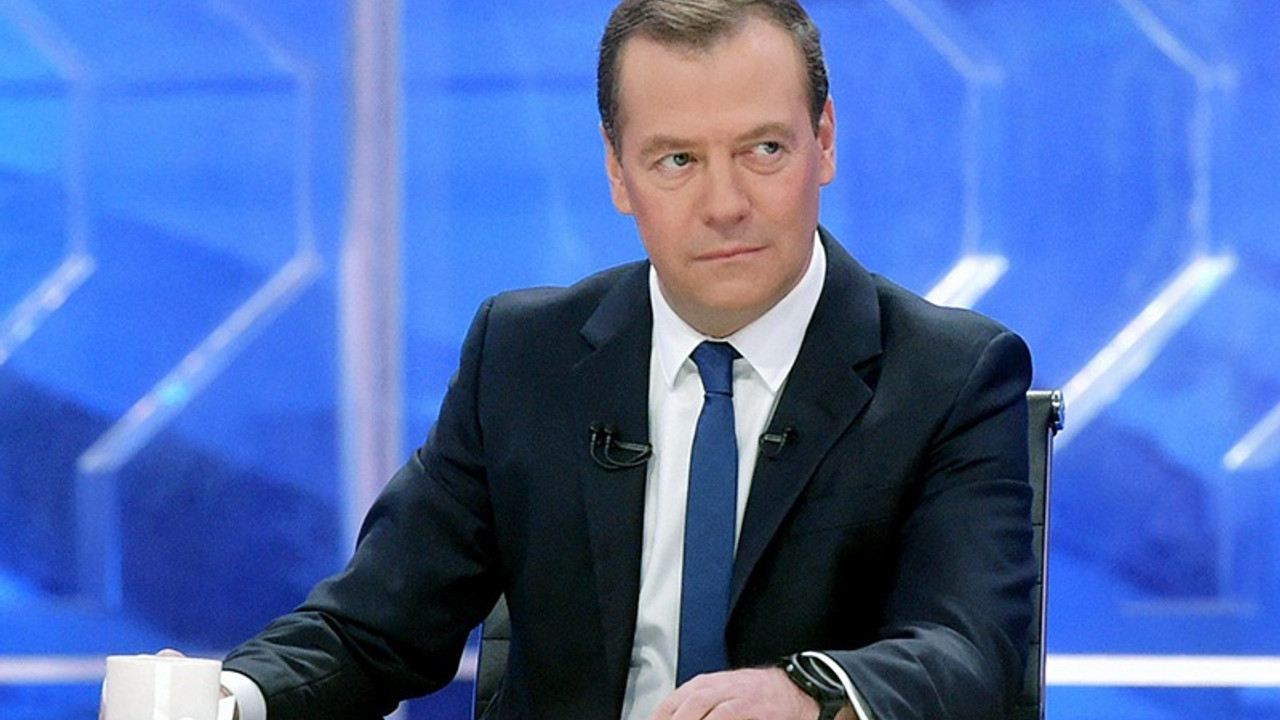 Rusya'da Dmitry Medvedev hükümeti istifa etti