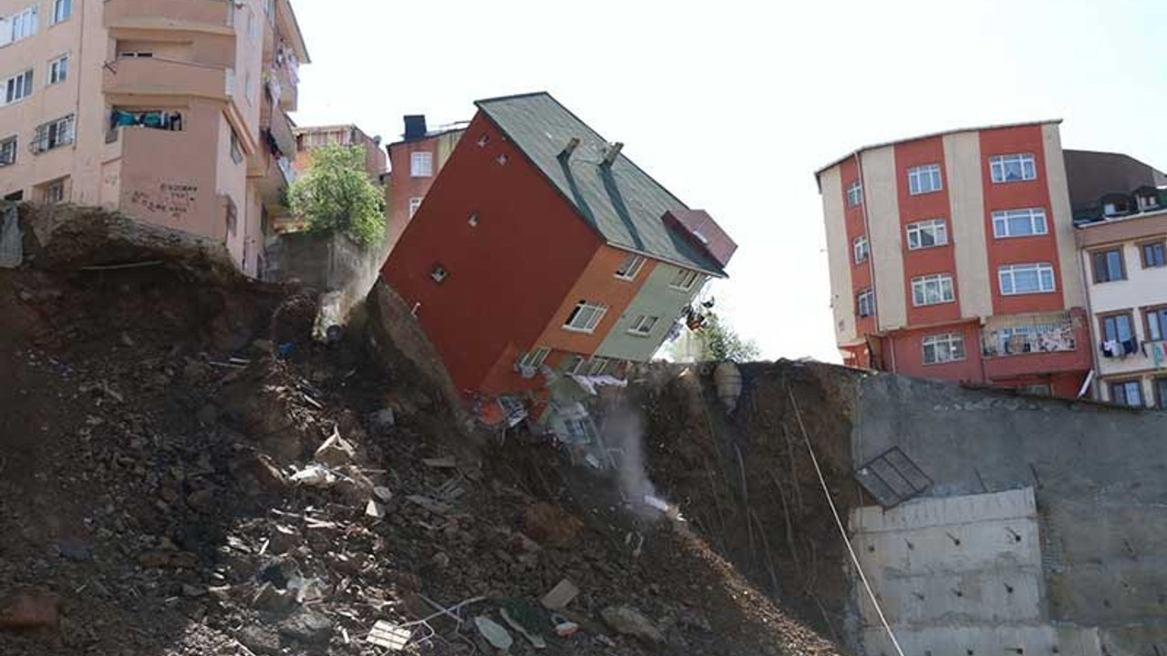 Sakarya’da bina çöktü: İnşaat firması evimizi vermediğimiz için temelin dibine kadar girdi