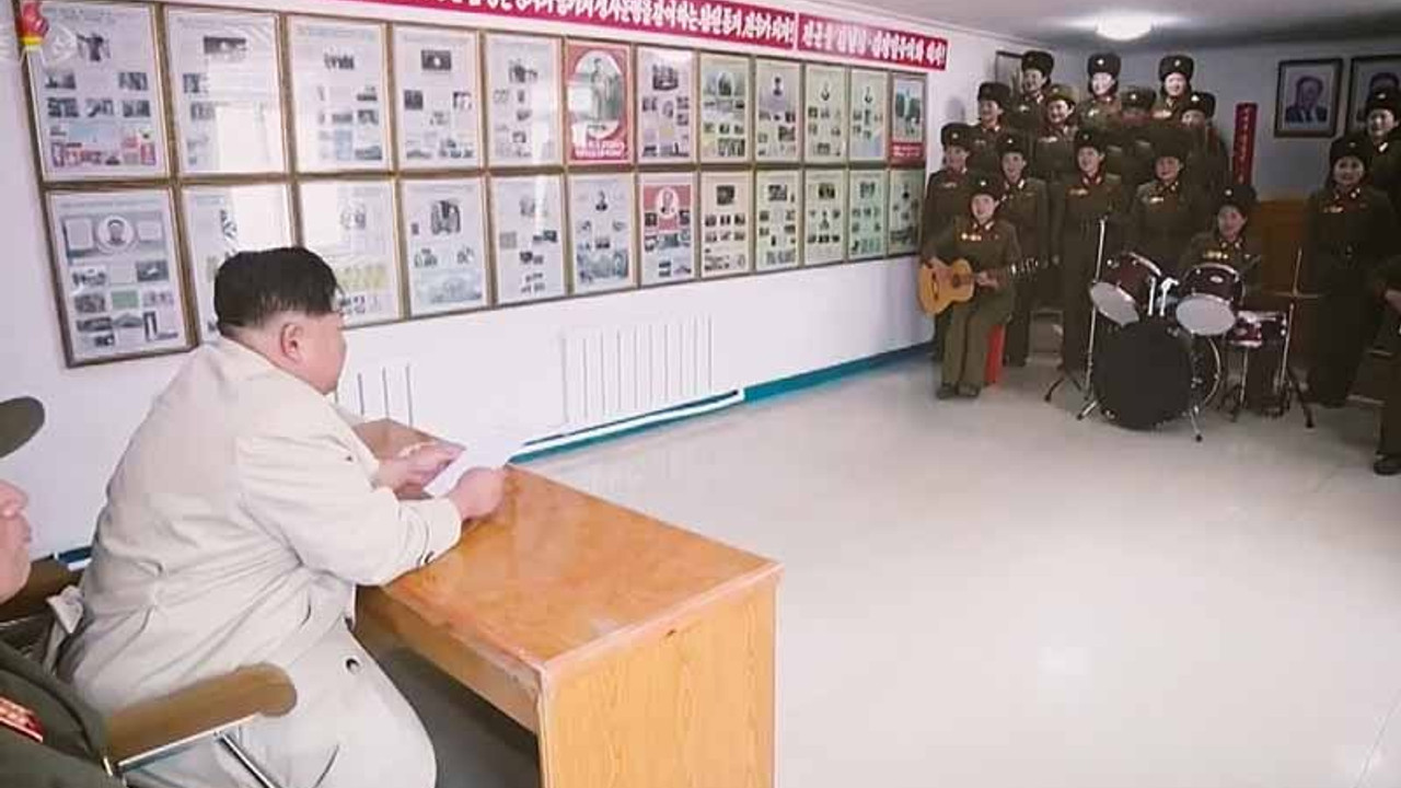 Kadın askerler Kim Jong-un için şarkı söyledi