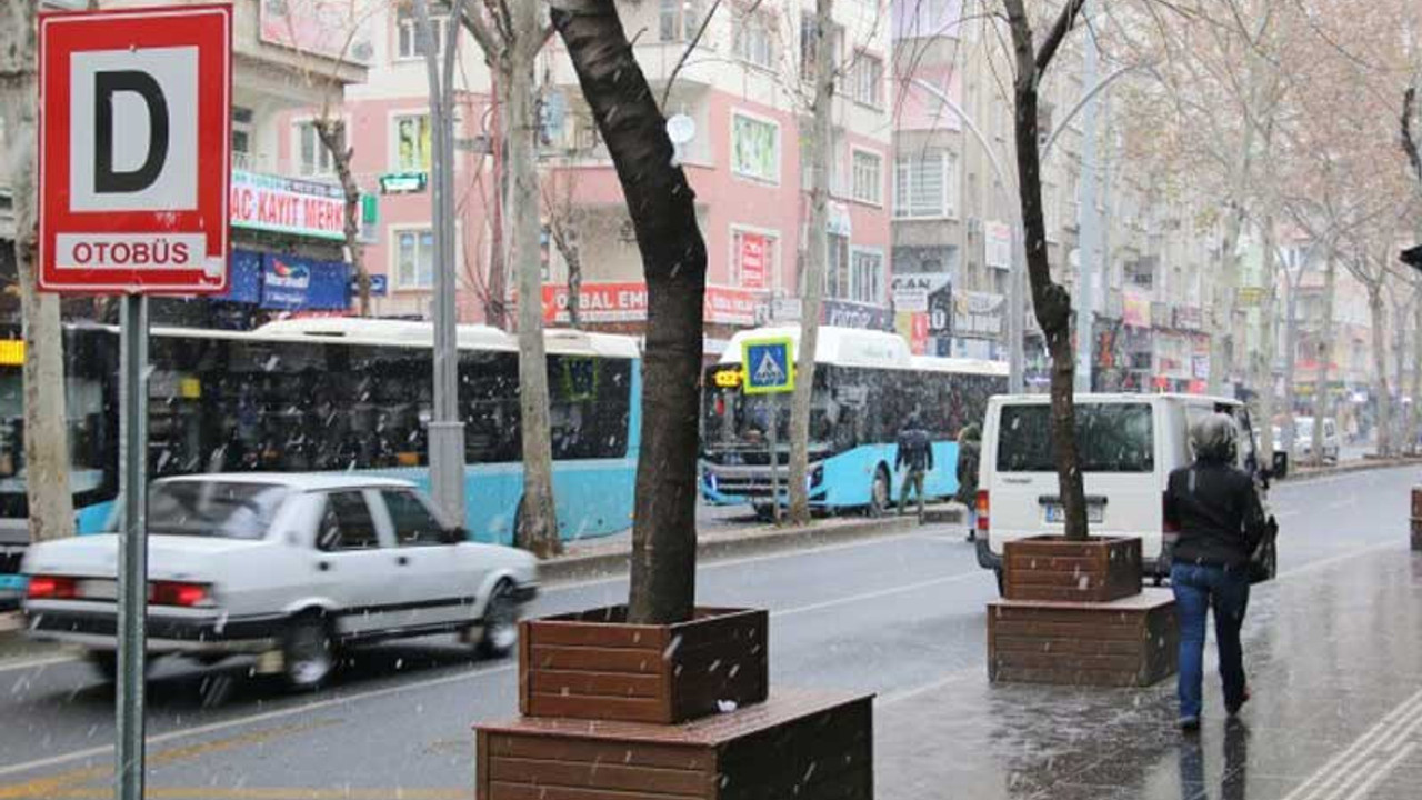 Diyarbakır'a mevsimin ilk karı yağmaya başladı