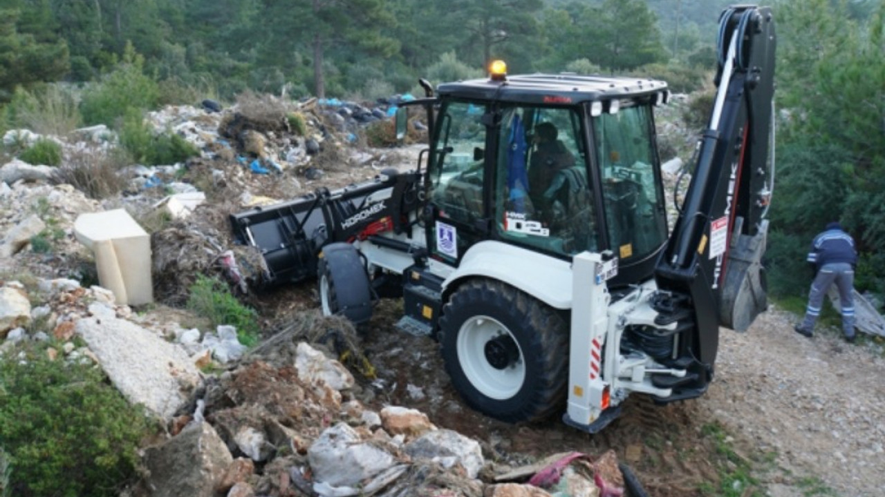 Ormanın üçte birini çöple doldurmuşlar