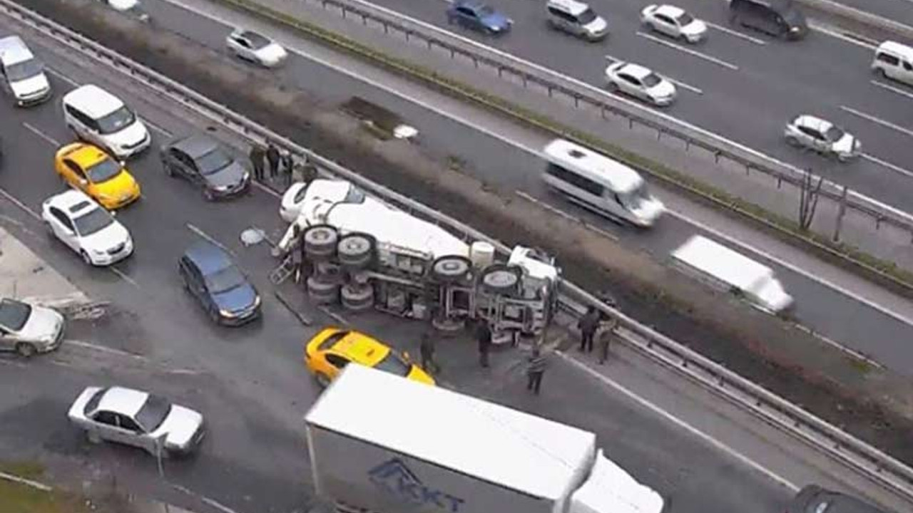 İstanbul'da beton mikseri otomobilin üzerine devrildi