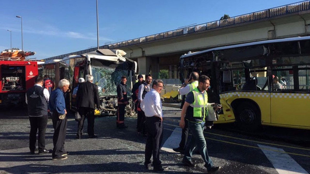 İki metrobüs kafa kafaya çarpıştı, ağır yaralılar var