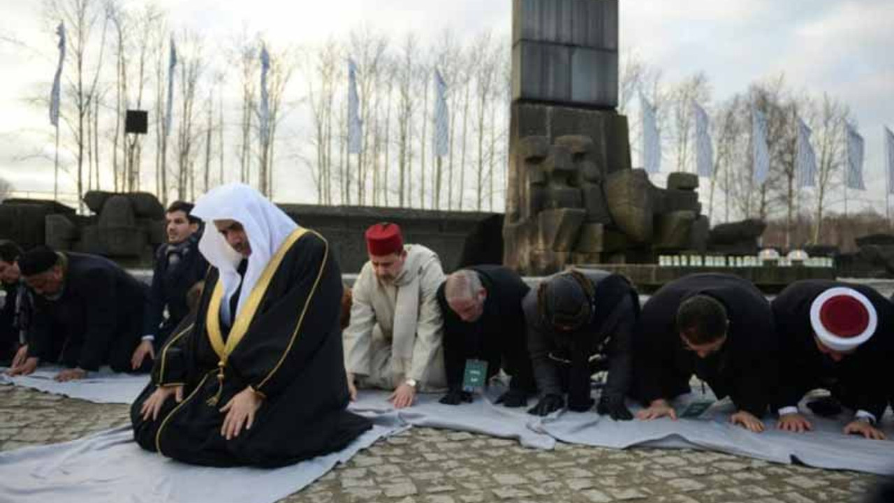 Müslüman dini liderler Auschwitz'i ziyaret edip namaz kıldı