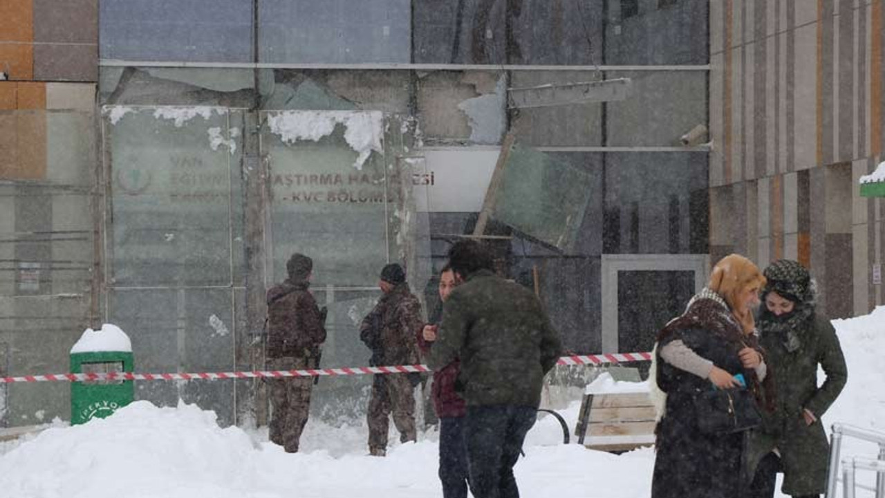 Hastane girişindeki çatı çöktü: 9 yaralı
