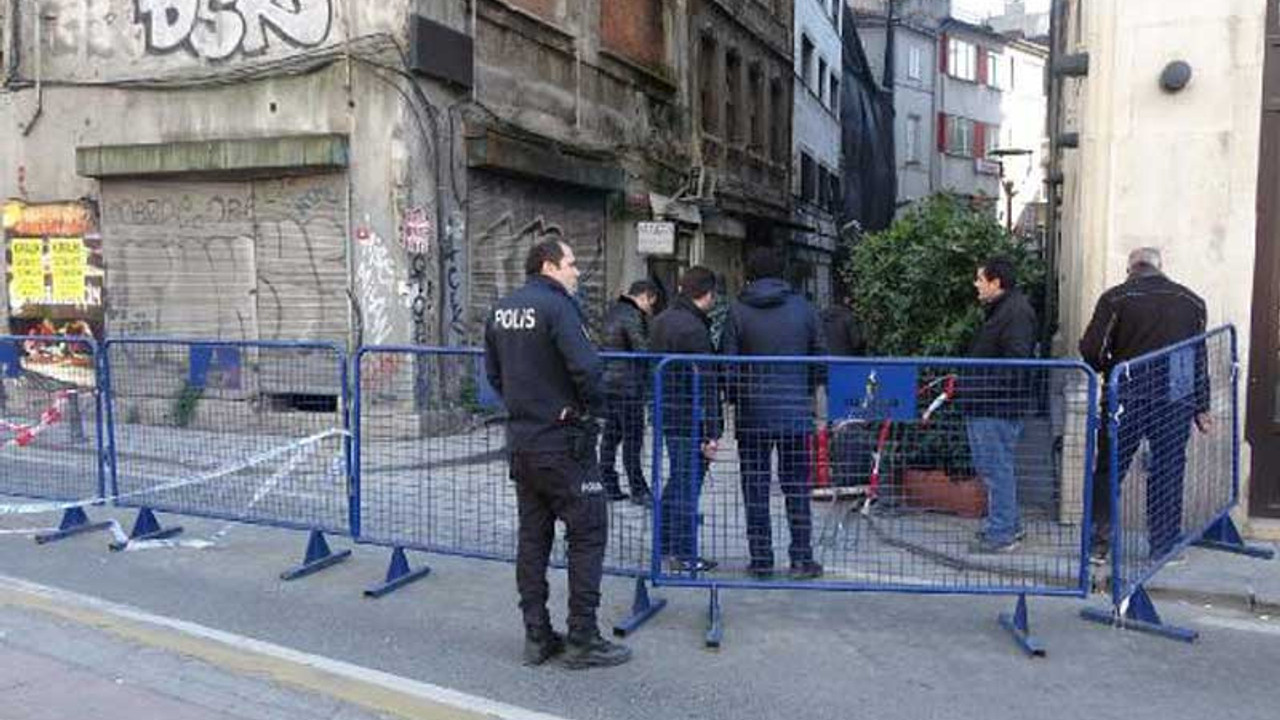 İstanbul'da iki katlı bina çöktü