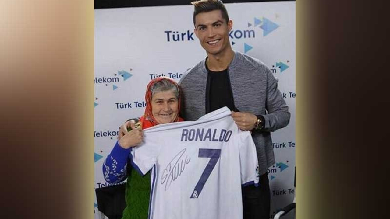 Ümmiye teyze'den Ronaldo imzalı forma hediyesi