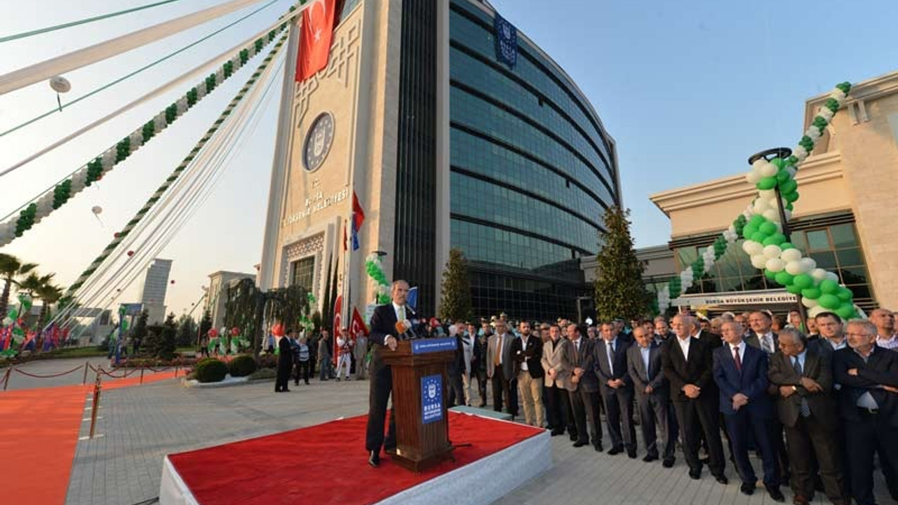 AKP’li belediyeden 'konuklar için' altın işlemeli hediyeler