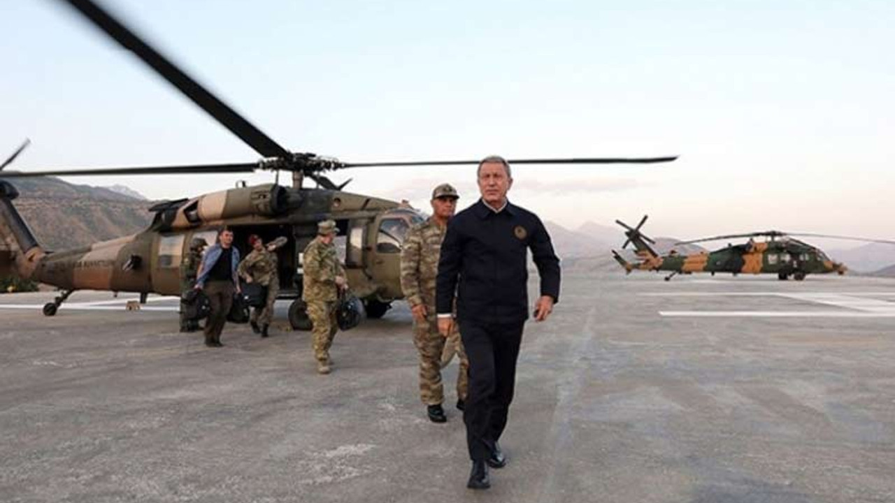 Savunma Bakanı Akar, komutanlarla birlikte Suriye sınırında