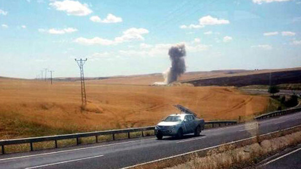 Askeri aracın geçişi sırasında patlama