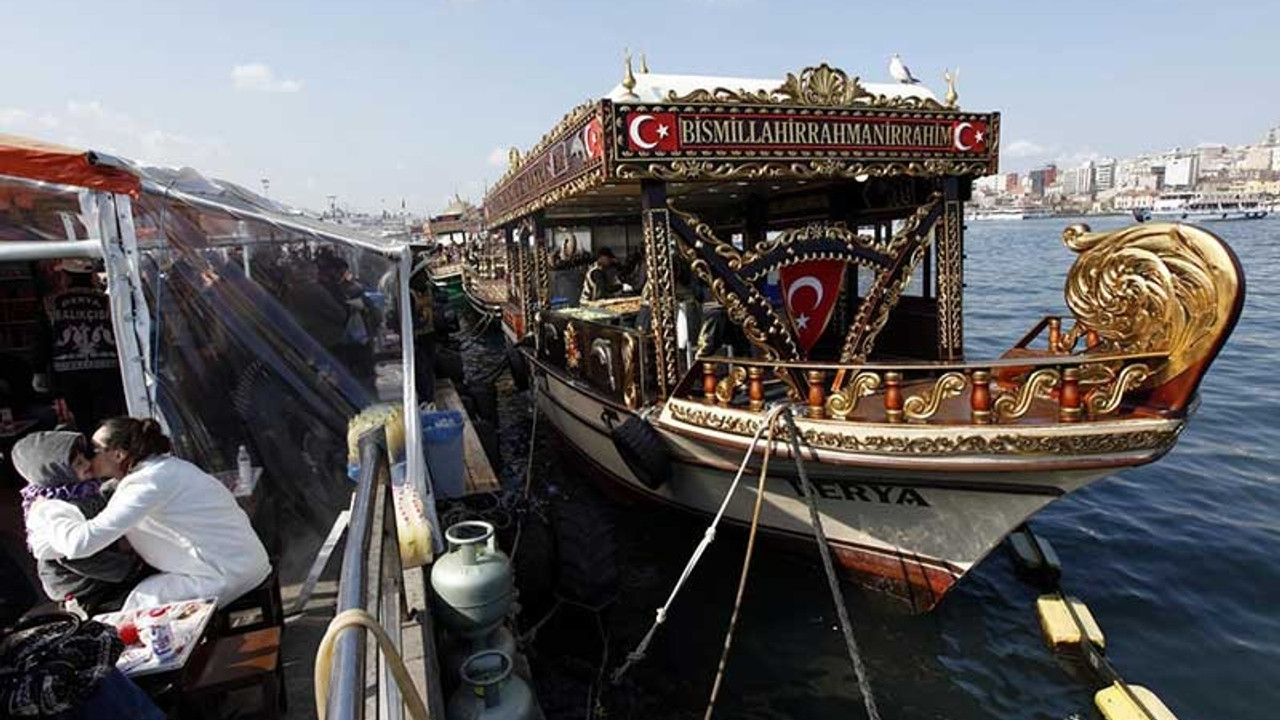 Eminönü'ndeki tekneler balık ekmek satmaya devam edecek