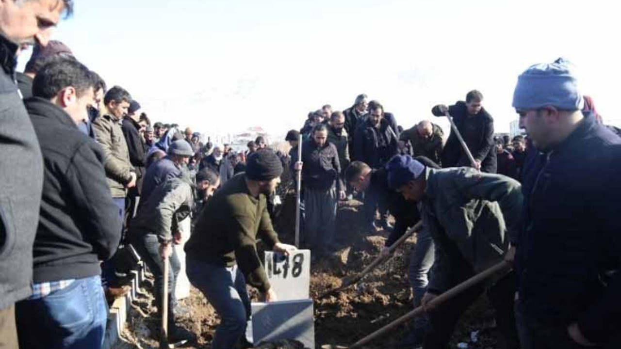 Çığda yaşamını yitirenler toprağa veriliyor