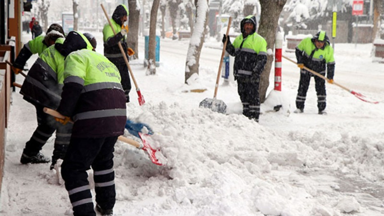 Van'da çığda kalan itfaiyeci için arama çalışması durduruldu