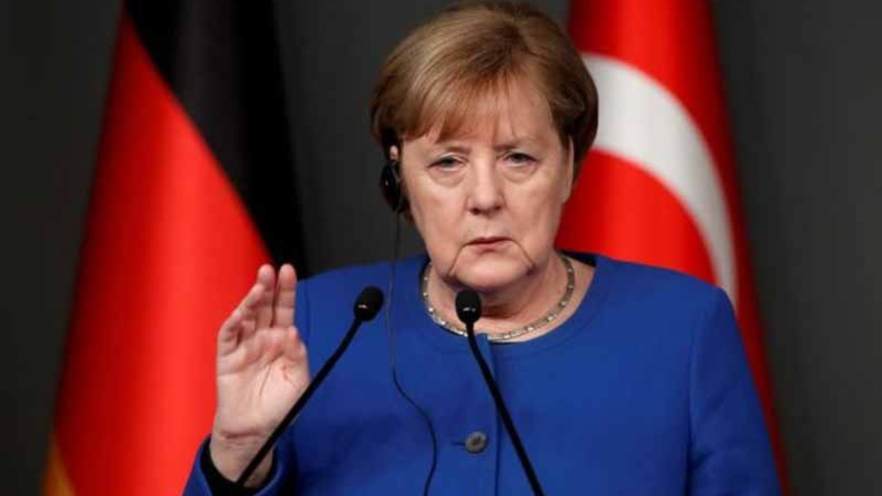 Merkel, Nazi paktını tebrik eden bakanı kovdu