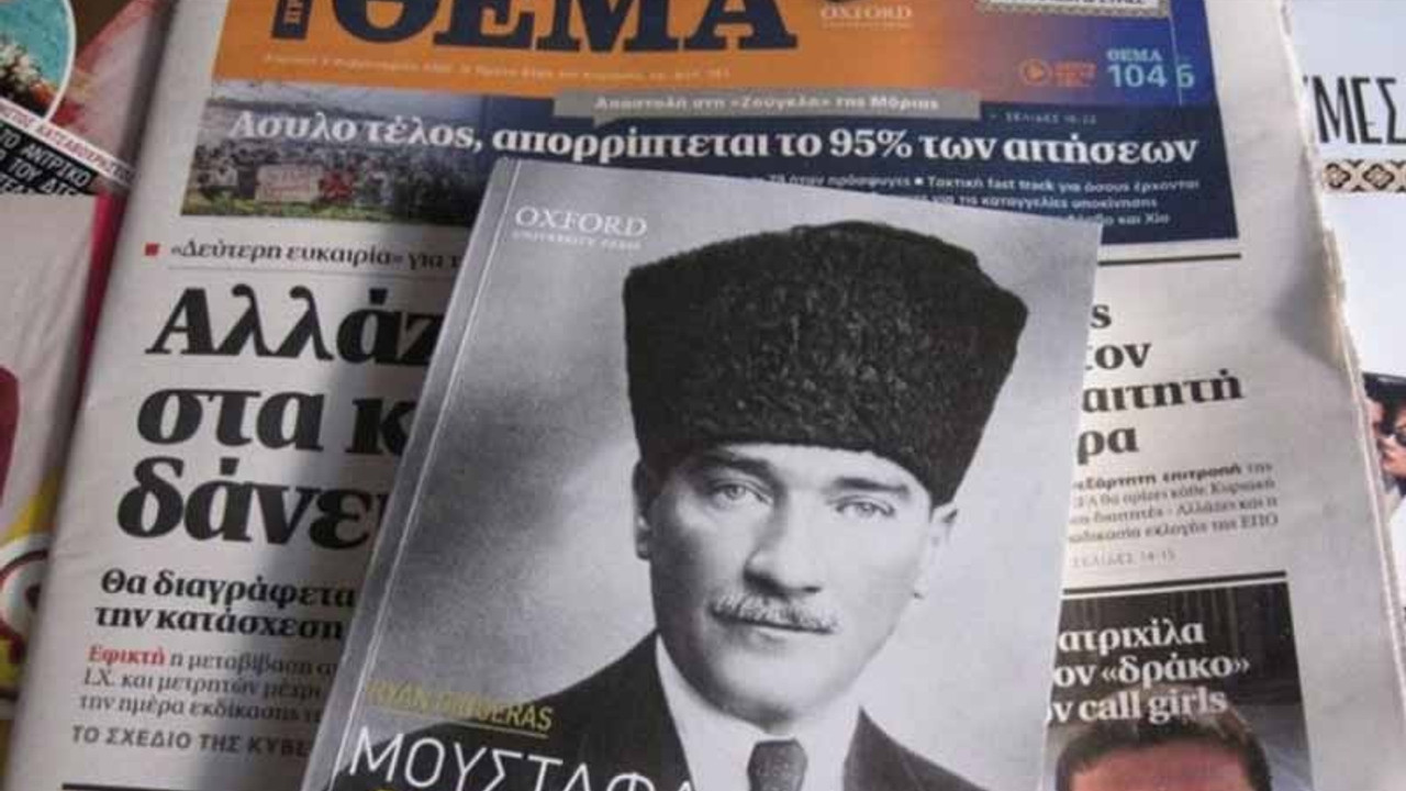 Yunan gazetesi Atatürk'ün hayatını anlatan kitap dağıttı