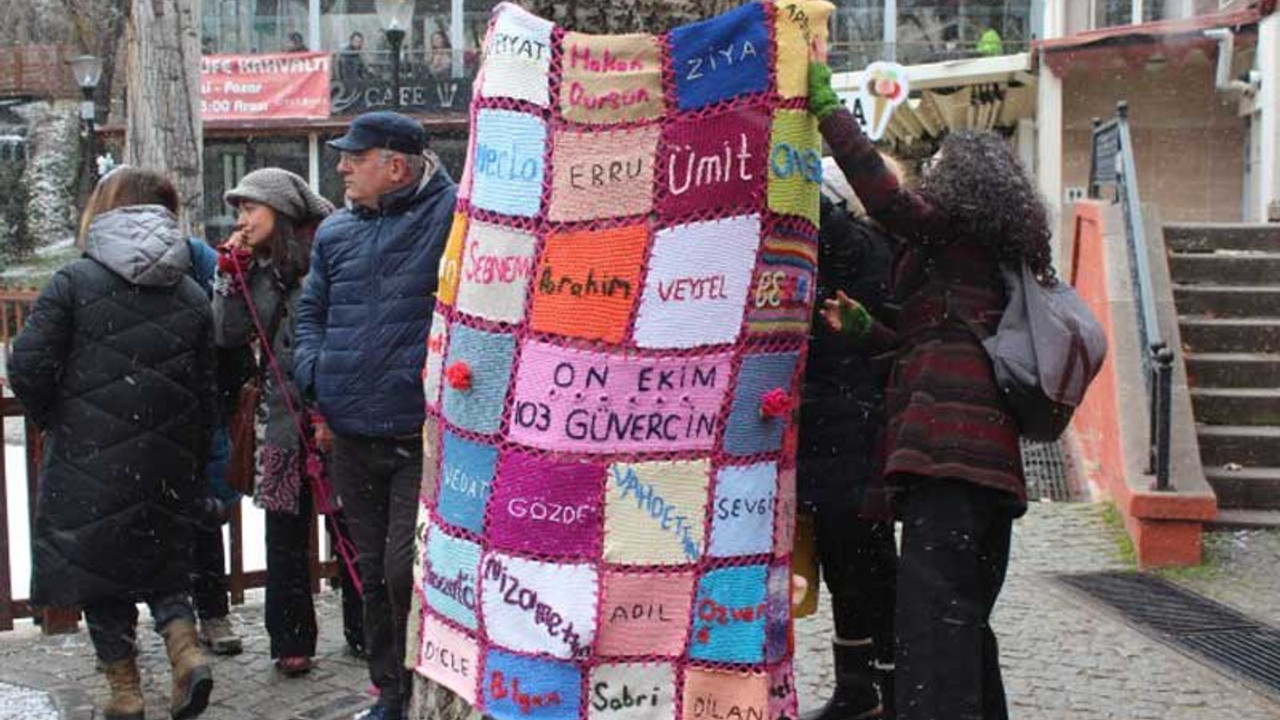 10 Ekim'de hayatını kaybedenlerin isimleri ağaçlara nakşedildi