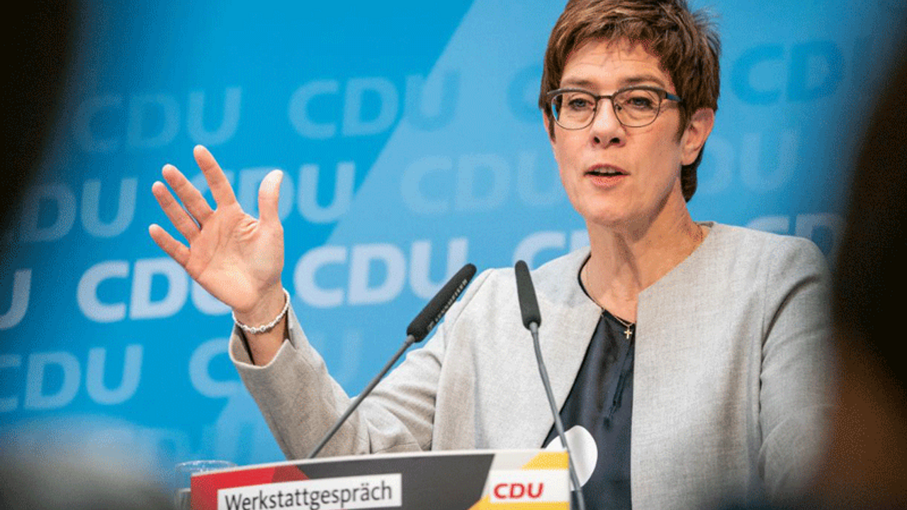 Merkel'in halefi Kramp-Karrenbauer'dan istifa kararı