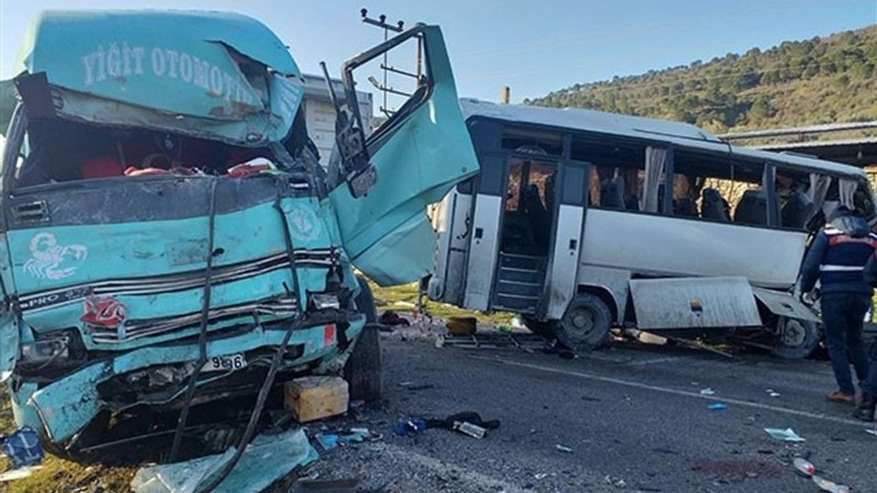 İzmir'de işçi servisi kaza yaptı: Ölüler ve yaralılar var