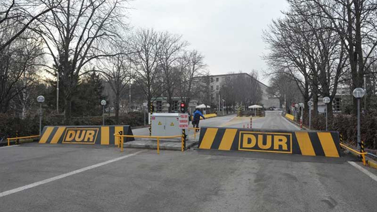 'Açım, çocuklarım aç' diyerek Meclis önünde kendisini yakmaya çalıştı