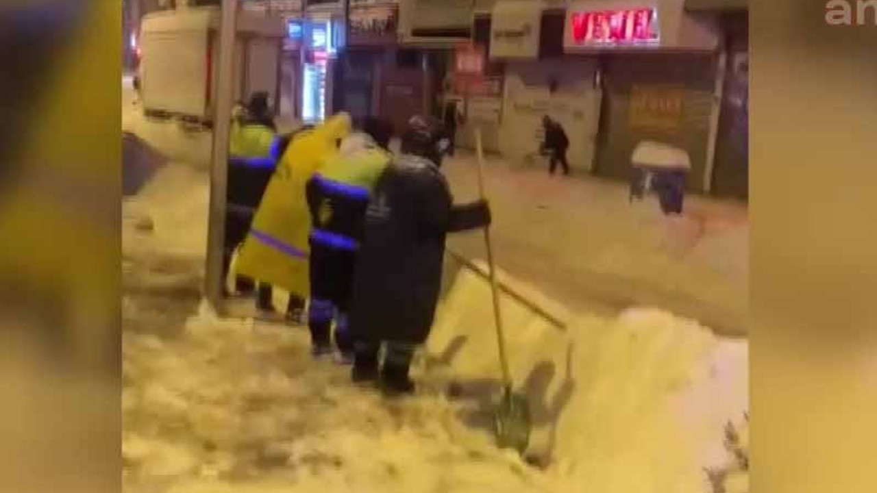 Van'da belediye çalışanları halay çekerek kar temizledi