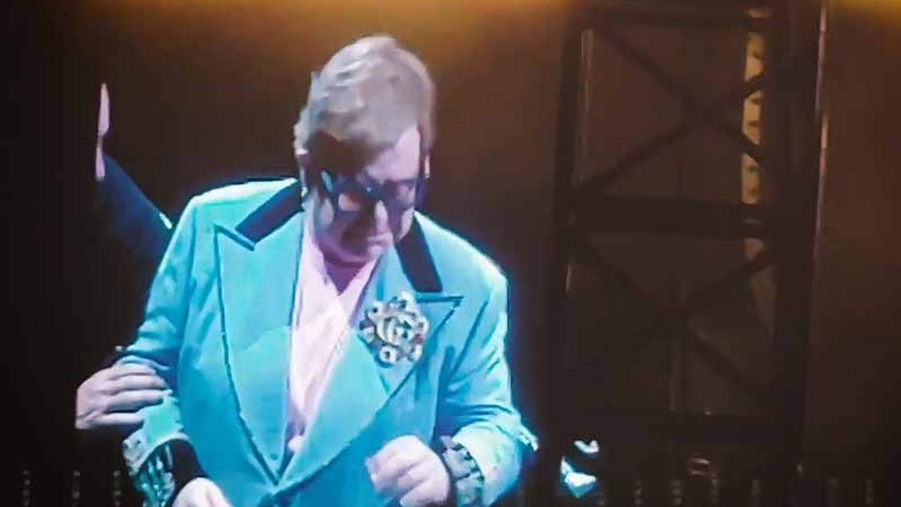 Elton John gözyaşları içinde sahneyi terk etti