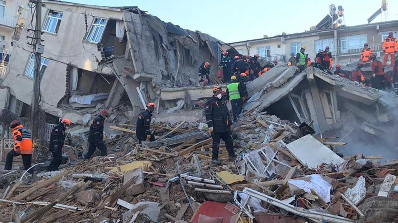 Elazığ yine depremle sarsıldı, 6 katlı hasarlı bina yıkıldı