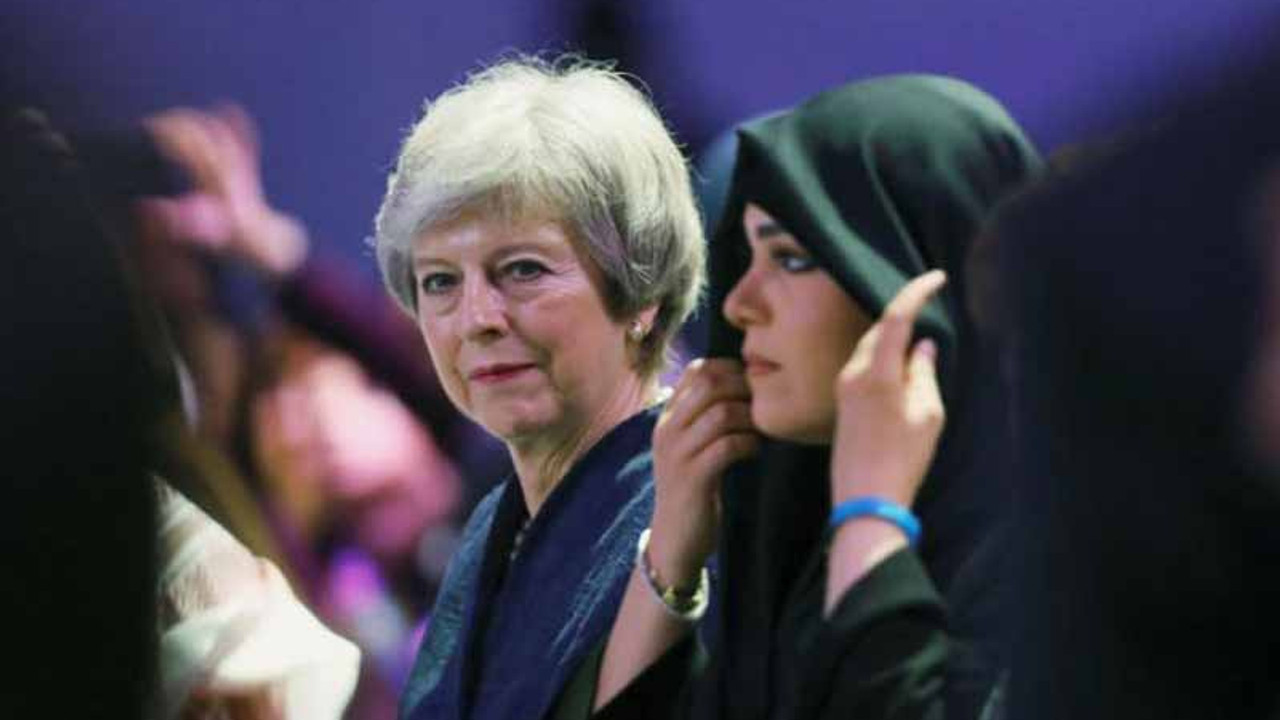 Theresa May'den kadınlara tavsiye: Kendiniz olun ve dayanışma ağınızı kurun