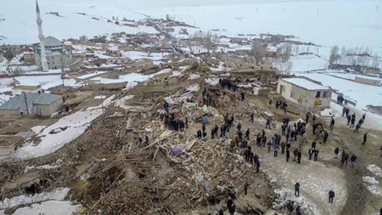 Van'da depremzedeler geceyi dışarıda geçirdi