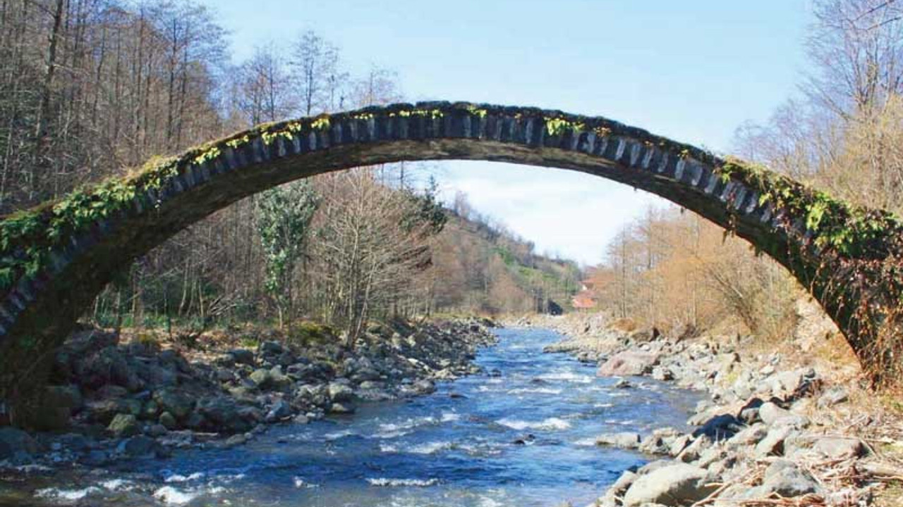 Rize'deki tarihi köprü çöktü