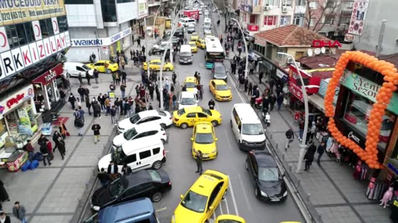 İstanbul'da taksiler mülteci kuyruğunda