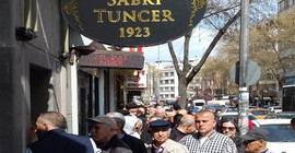 Türkiye kolonya kuyruğunda: Market ve eczanelere akın edildi