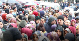 Koronavirüs uyarıları kesmedi: Mağaza açılışında izdiham yaşandı