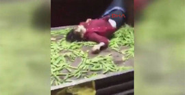 Kadın seyyar satıcıya zabıta şiddeti
