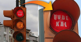 Trafik ışıklarına 'evde kal' yazdırıldı