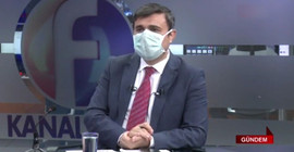 Elazığ'da bir televizyonda sunucu ve konuk maske takarak program yaptı