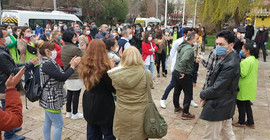 Sosyal mesafe kuralını ihlalden ceza yiyenler valilik önünde eylem yaptı