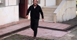 Cami hoparlöründen gülümseten anons: Evde kalun evde, dışarıda hastaluk var