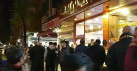 Sokağa çıkma yasağı kararı sonrası halk sokaklara döküldü